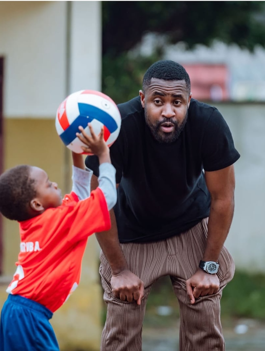 Jeunes joueurs de volley-ball en plein match